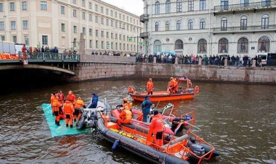 Завершены спасательные работы в реке, в которую упал автобус в Петербурге
